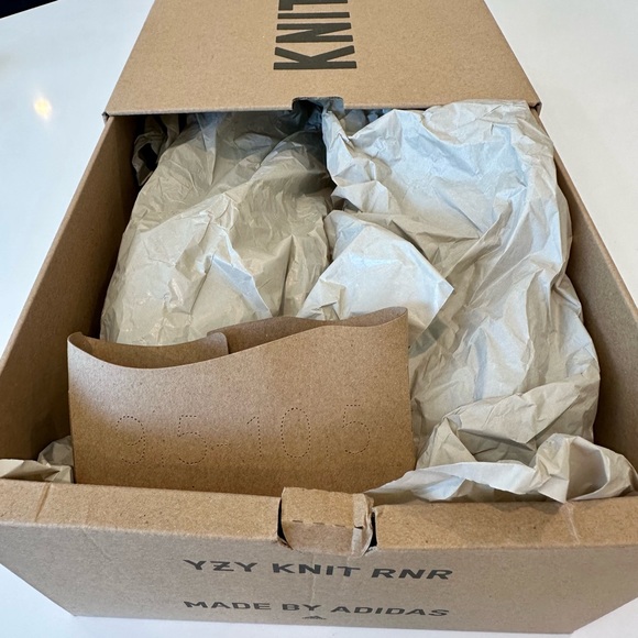 Yeezy Knit Runner - Picture 5 of 7